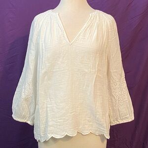 GAP White Bohemian Peasant V-Neck Blouse with Eyelet Sleeves. Size M.